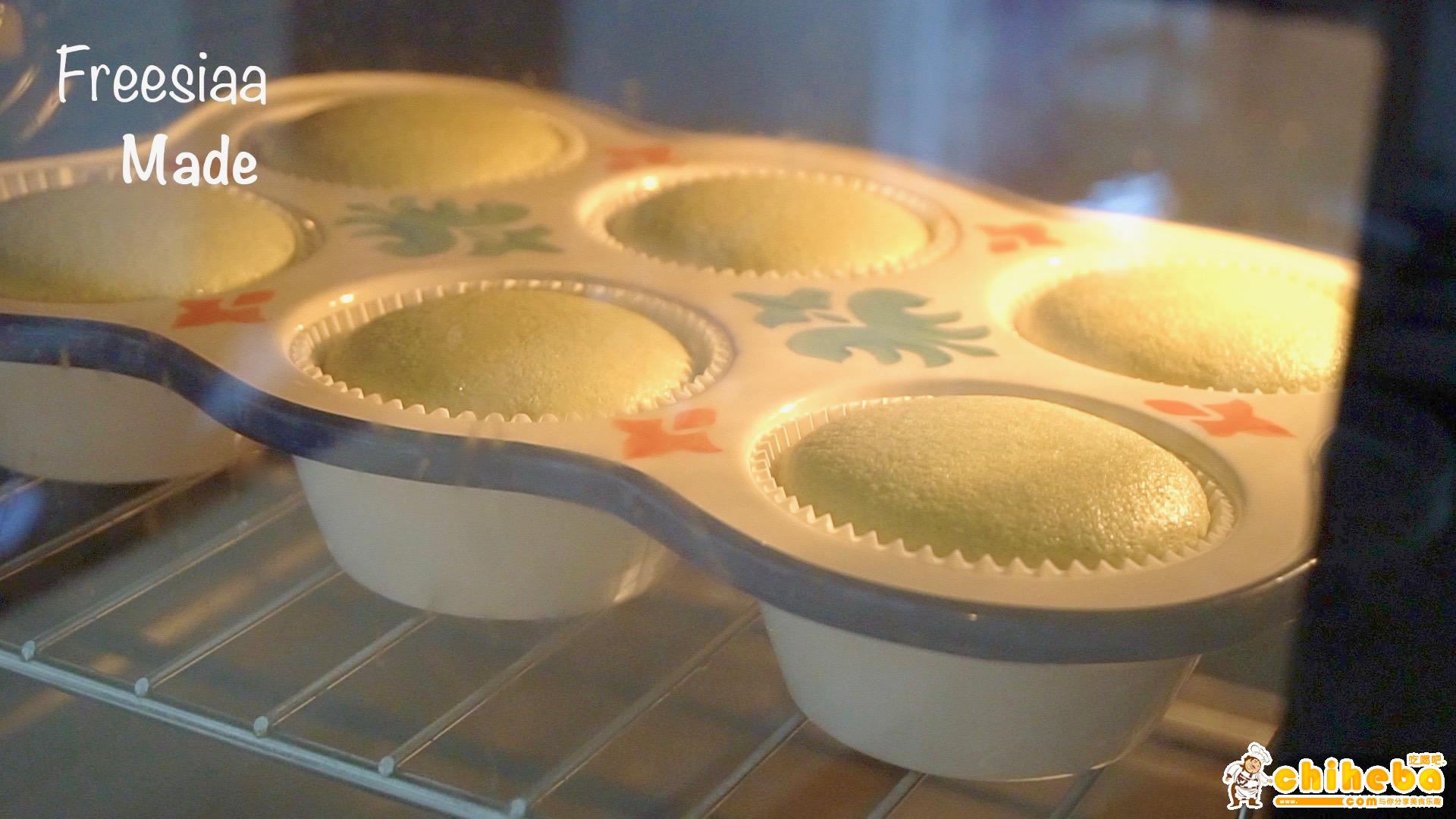 【视频】小清新～抹茶杯子蛋糕（分蛋海绵蛋糕）的做法 步骤12